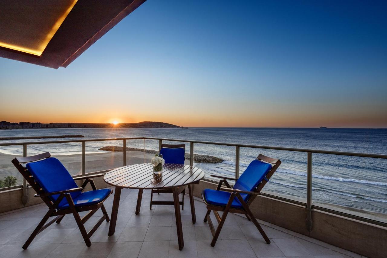 Moevenpick Hotel & Casino Malabata Tanger Kültér fotó Sunset at the beach
